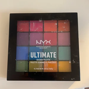 Nyx ögonskugpalett - Väldigt fin palett från nyx, nästan helt oanvänd, är glittrig från något form av glitter lim (hehe)💘