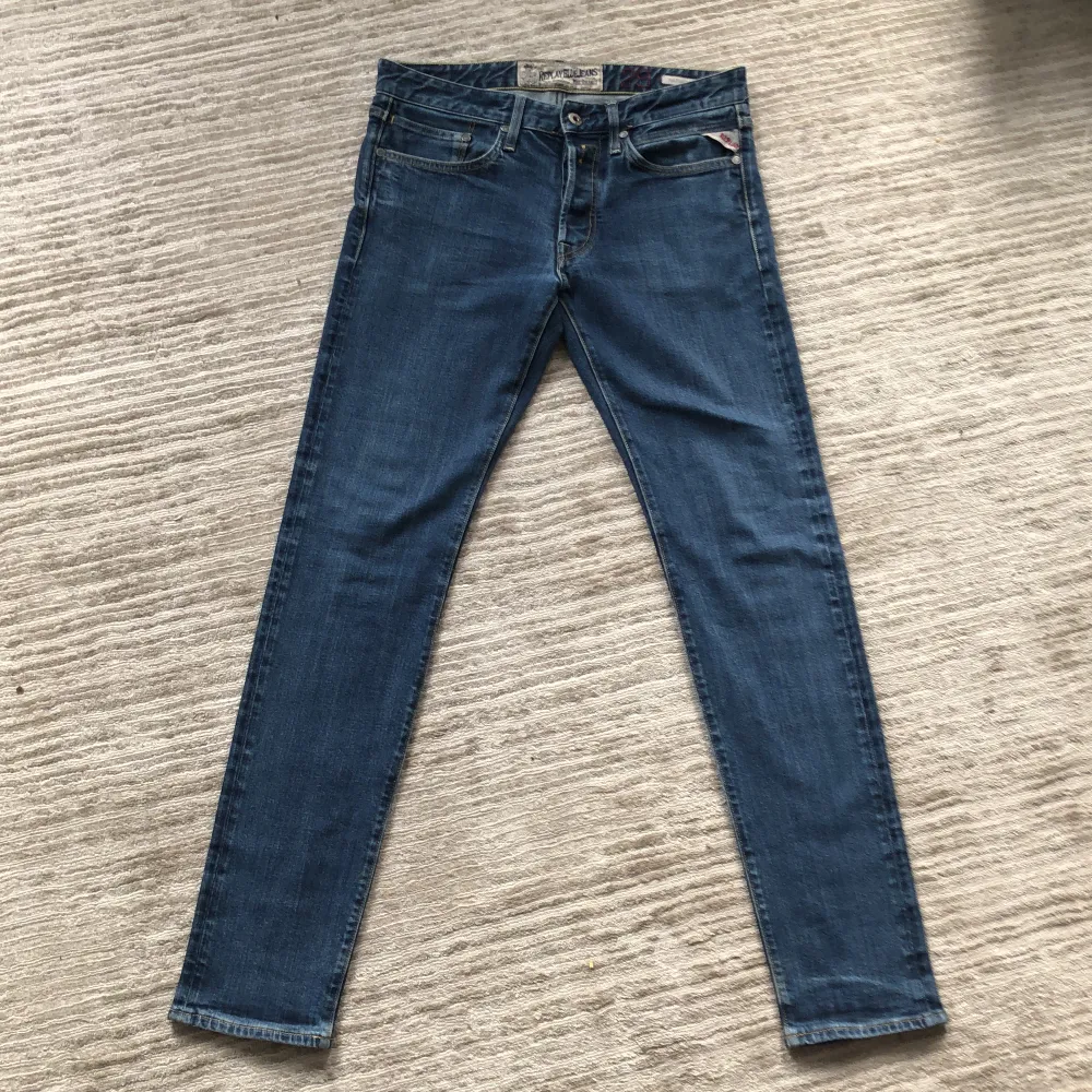 Slim fit replay hamwell jeans som sitter likande som populära modellen Anbass. Super skick på jeans men tyvärr ingen backtab. Jeans & Byxor.