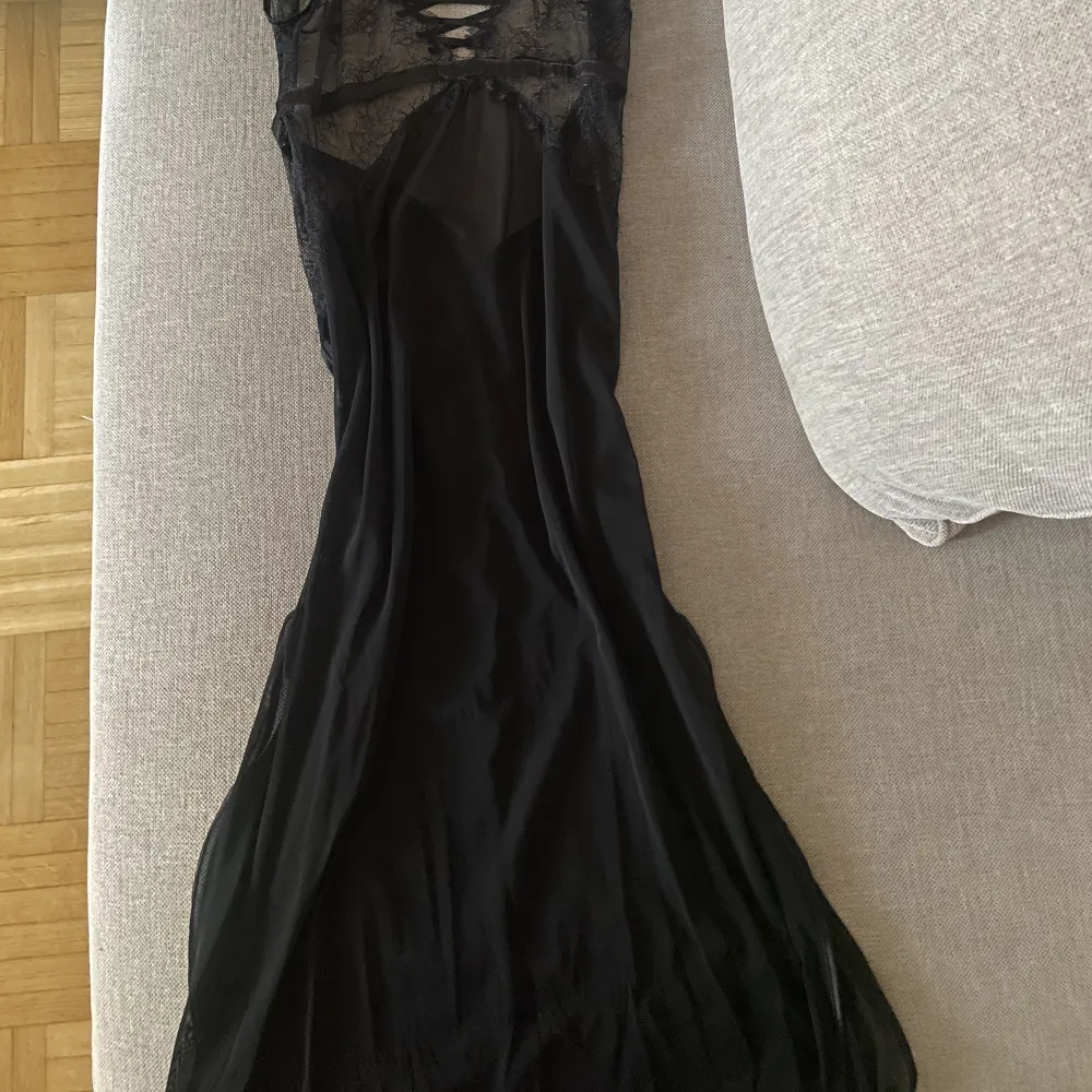 En jätte snygg svart nattlinne/ kläning i svart . Klänningar.