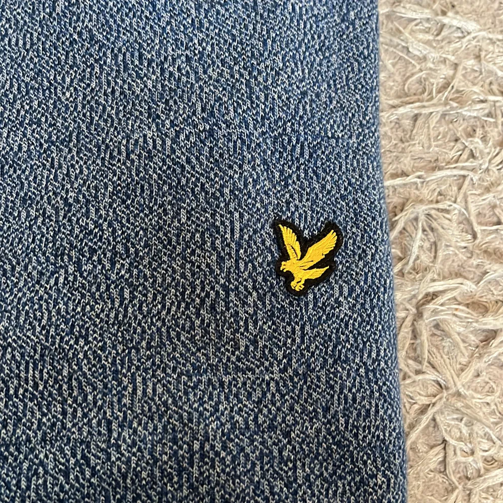 En jättefin Lyle&scott tröja i ett jättefint skick . Neuletakit & Villapaidat.