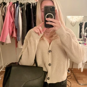 Kofta - En oversize men ändå lite kortare kofta, kan användas både själv men även över annat basplagg.