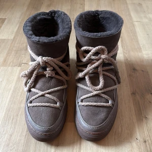 Inukki skor  - Bruna inukki skor, perfekta nu till höst/vinter. Använda 2 gånger! Orginalpris 3218kr säljer för 1500kr, dom är som nya. Kartong medföljer, skriv vid intresse eller för fler bilder💕