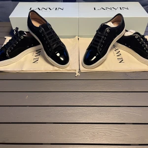 Lanvin skor  - Tjena! Säljer dessa två helt nya oanvända lanvins skor köpta ifrån Farfetch. Storlek 8 (42) och 9 (43)  i svart färg.  Skoboxen och en skopåsen följer med.  Pris: 3700/st