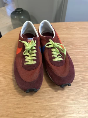 Nike sneakers  - Snygga Nike sneakers väldigt lite använda som man kan se på sulan! St 43