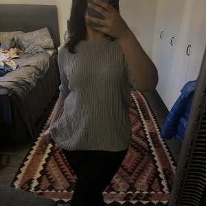 Stickad tröja - Fin trekvarts tröja från carin wester, lite skimrig så kan användas till våde vardag men också till lite finare tillfällen (är i srorlek L men passar mig som är en M/S men lite oversized)💓🥰