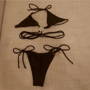 Bikini  - En jättefin svart bikini med guldiga detaljer. Skicka DM för bilder med den på. 