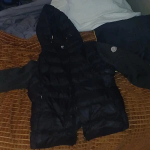 Moncler cardigang en trasig ficka men änkelt att fixa! Knappt använd som begagnad  - Bra som begangad går att skanna qr kod, 