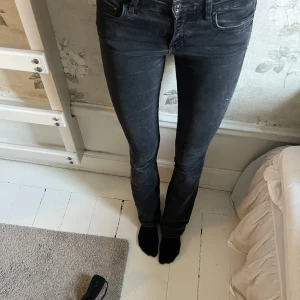 Lågmidjade bootcut - Snygga bootcut jeans från Zara i svart som är lågmidjade och långa!!❤️❤️ 