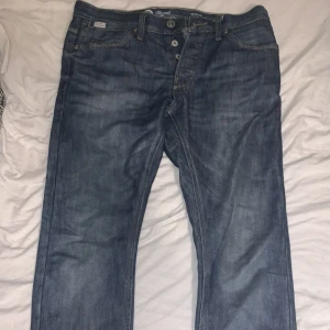 Jeans  - riktigt fina byxor, bra skick. Dom går ihop med alla olika stilar.