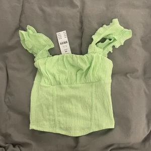 Helt ny topp  - Helt ny grön topp från Gina Tricot med lappar kvar 