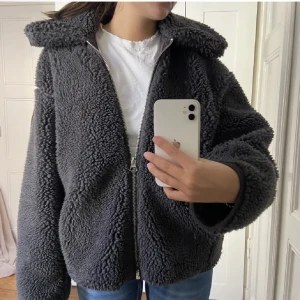 Teddy jacka - Så fin Teddy jacka i väldigt fint skick knappast använd! Storlek xs men lite större i storleken💓💓lånad bild 