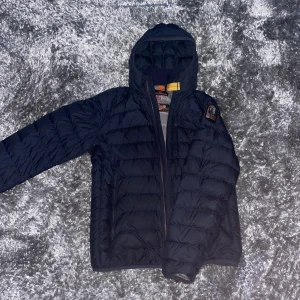 Parajumer jacka - Säljer min para jumper jacka för att jag har en ny jacka, skick 9/10  Nypris: 3700kr pris kan diskuteras vid snabb affär. 
