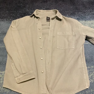 Overshirt Zara - En overshirt från zara i storlek s. Den är relaxed fit. Inga defekter änvänd enstaka gånger. Fråga om ni har funderingar!