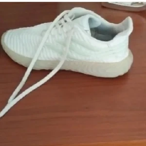 Vita adidas skor. - Fantastiskt bra sula och tyg material. Jätte bra skick. Dom är tvättade i tvätt maskin, både skorna och skosnörena. Dom är helt vita. Dom är inte sönder någon stans. Och dom är inte slitna någon stans heller.