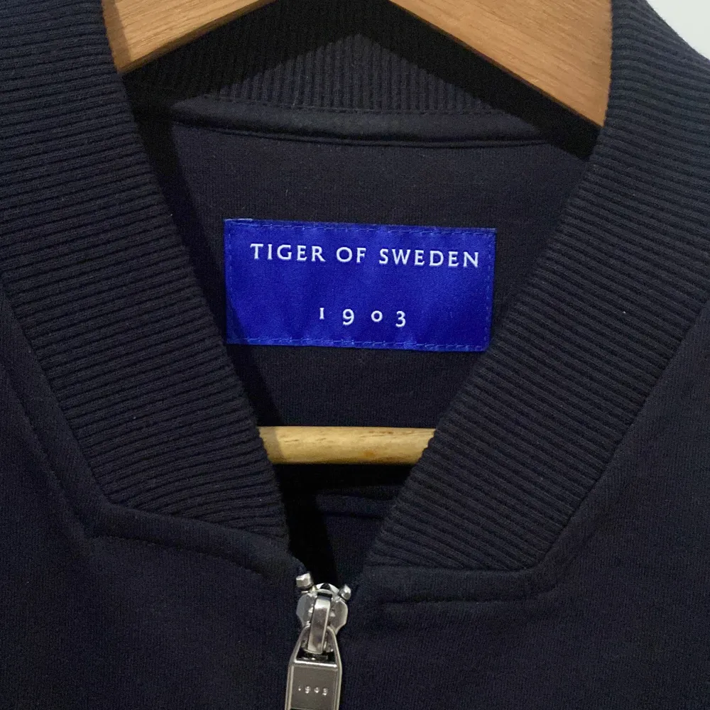 Helt oanvänd tiger tröja som jag köpt och alldrig använt, perfekt inför vintern Nypris ca 2000kr. Tröjor & Koftor.