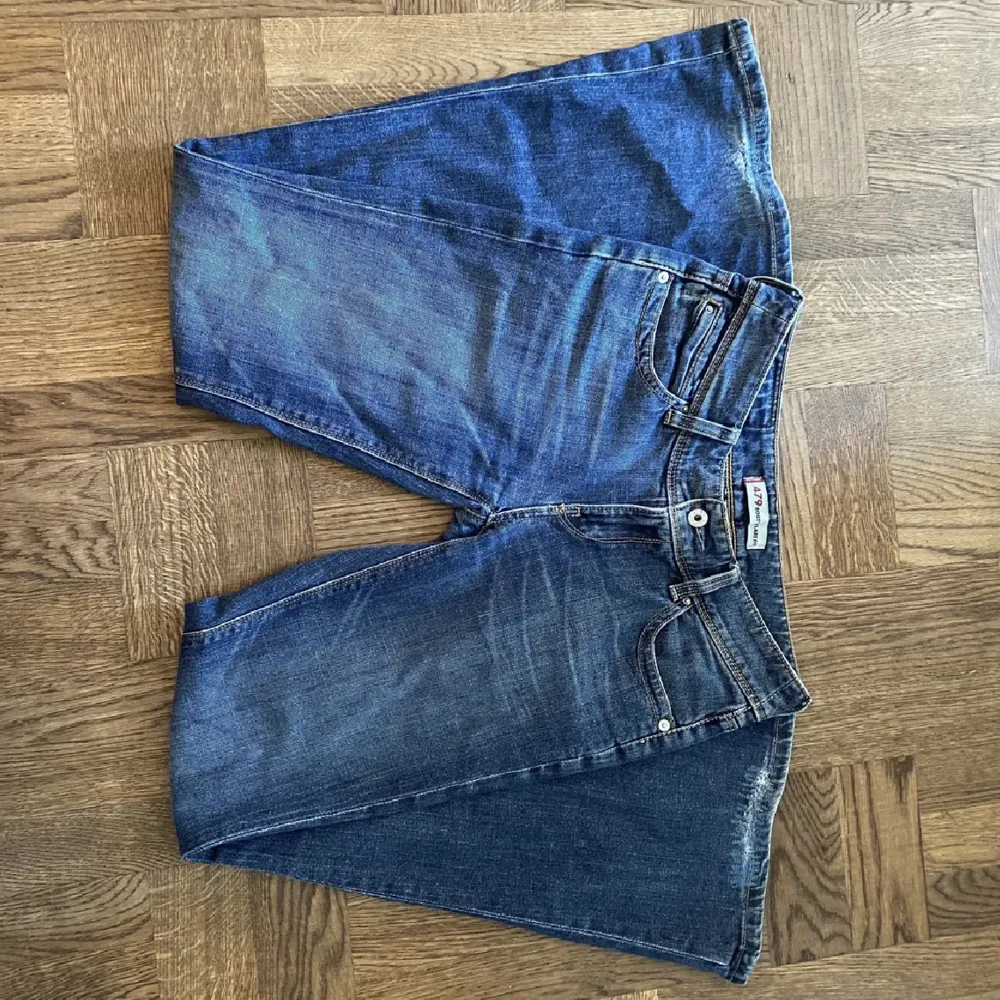 Lågmidjade Levis jeans inköpta vintage i Prag. Jättefin kvalitet ! 💗Midjemått :73cm  innerbenslängd :83 . Jeans & Byxor.