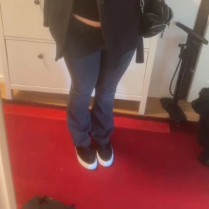 Lois jeans - Säljer dessa lågmäld lois jeans. Bra skick, uppsprättade där nere då dim var för korta. Använd ej köp nu