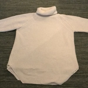 Vit stickad tröja - En vit stickad tröja, skriv om ni är intresserade eller har frågor! 