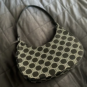 Axelremsväska - Från hm i väldigt gott skick! Bara att skriva för fler bilder🥰 köparen står för eventuell frakt🫶🏼