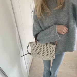 Virkad väska  - Så sjukt snygg virkad väska som jag köpte på parfois i spanien i somras💕 den är använd väldigt få gånger så den är som ny i skicket🥰