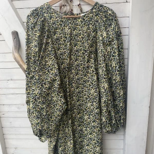 Klänning hm - Klänning från hm med ballongärm 