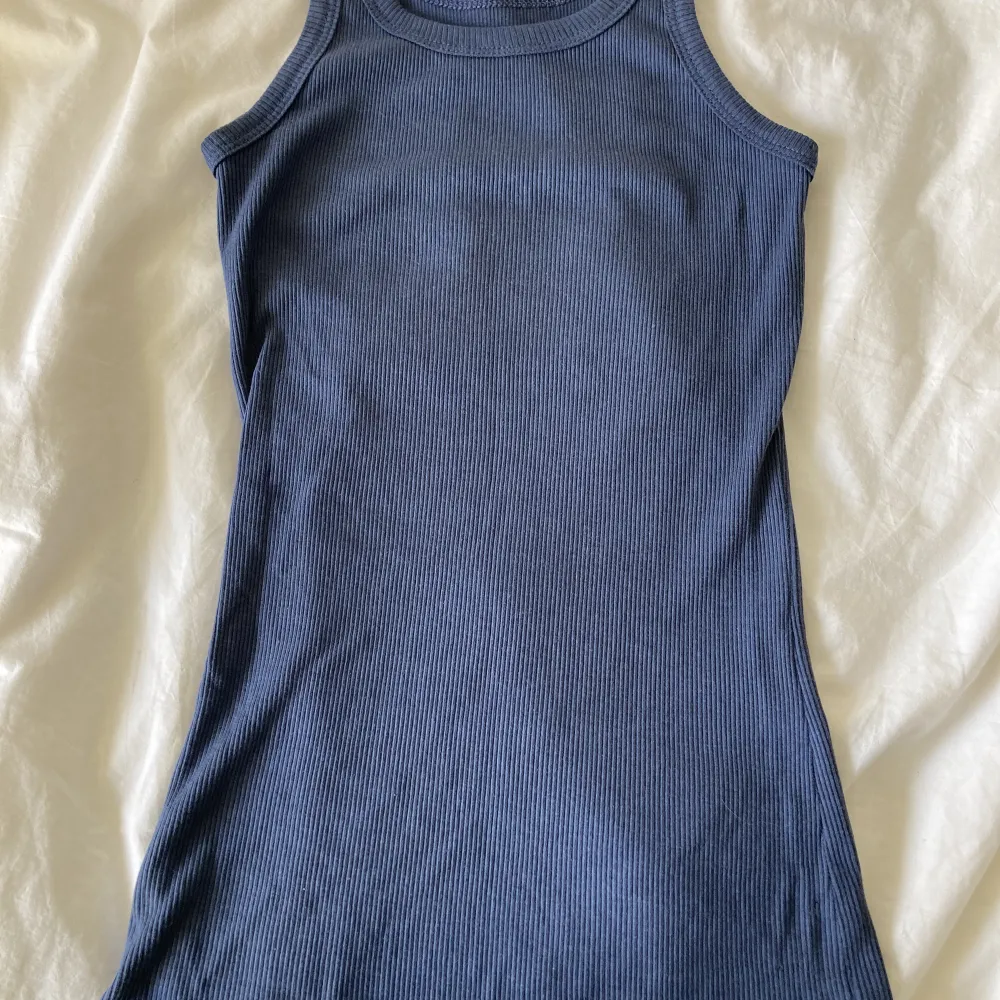 Mörkblått figursytt linne från lager 157, tajt men väldigt stretchigt! Sitter superfint på🫶🏼. Toppar.