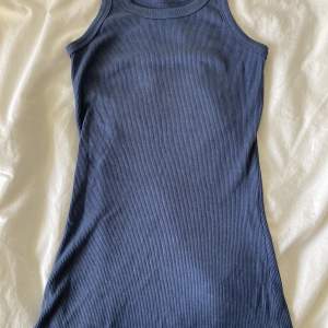 Mörkblått figursytt linne från lager 157, tajt men väldigt stretchigt! Sitter superfint på🫶🏼
