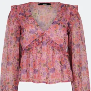 Bikbok blus - Intressekoll på den slutsålda blusen från Bikbok, den är helt ny med prislappen kvar