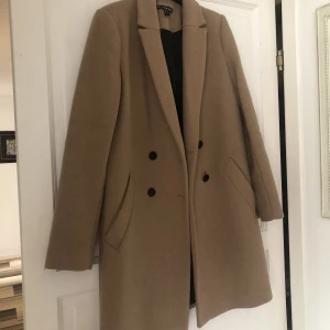 Kappa  - Säljer min fina bruna kappa, tror den är från Zara. Storlek S