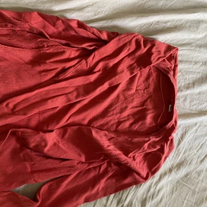 Kofta  - Så fin röd kofta med knappar, så basic men så fin! Skriv för mer frågor ❤️