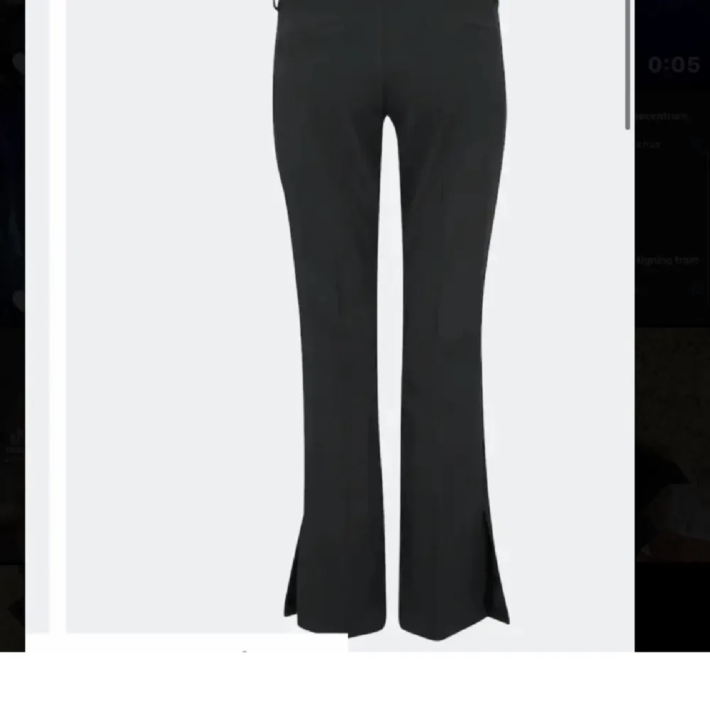 Säljer dessa populära low waist ”Vera” kostymbyxorna med slits från bikbok då jag inte använder dom längre! Slutsålda på hemsidan! Skriv för egna bilder🤍🤍 passar på mig som har S i vanliga fall. Nypris 499. Jeans & Byxor.