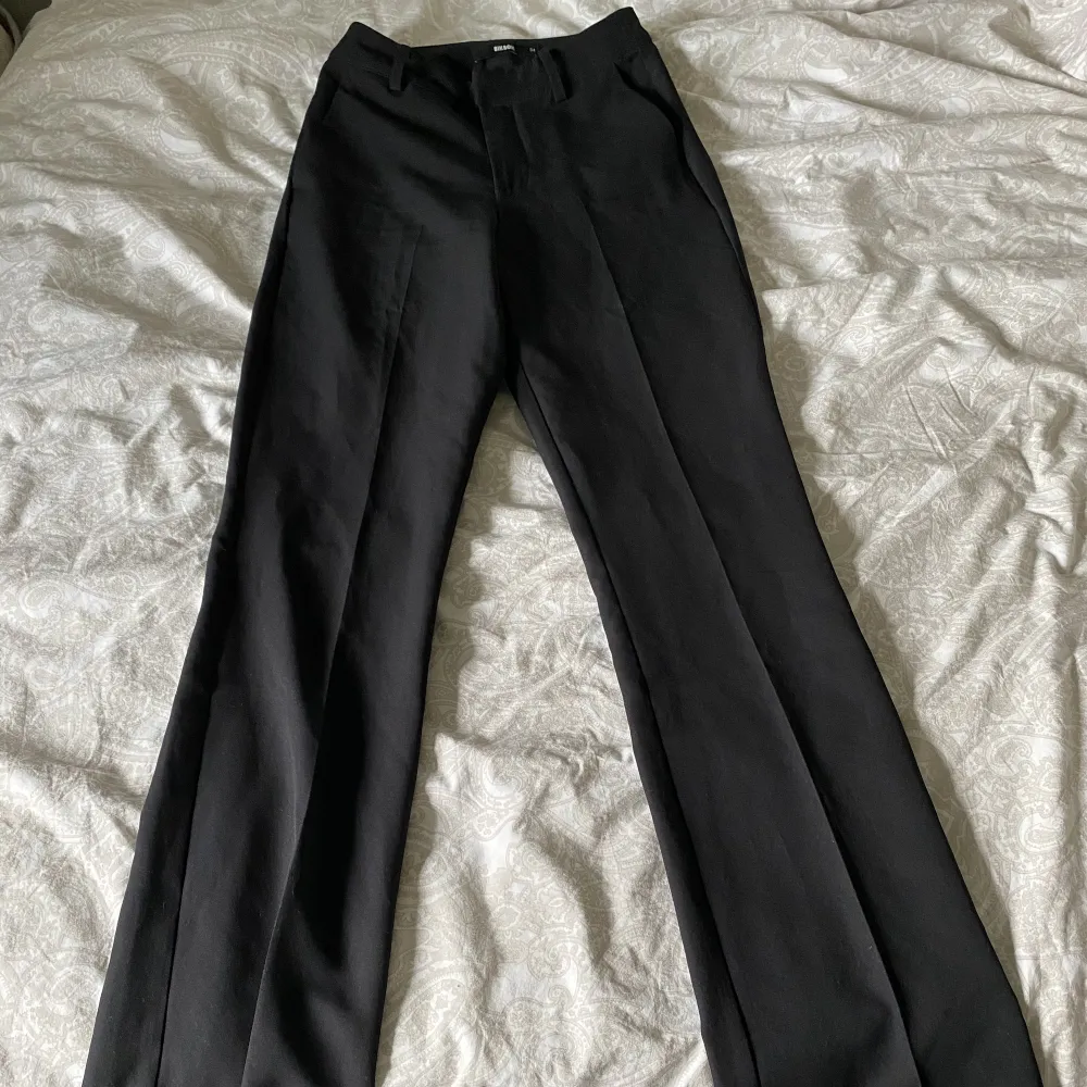 Helt nya kostymbyxor från BikBok, storlek 34, säljer pågrund av att jag har flera🤍 (första bilden är lånad). Jeans & Byxor.