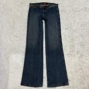 Lowrise och bootcut jeans, i perfekt skick 💕 Midjan är 77cm och innerbens är 81cm 💓