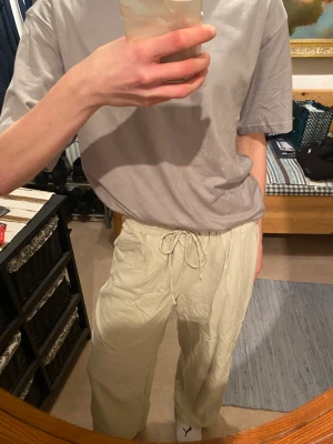 Linnebyxor från Vera Moda - I nytt skick, använda en gång, säljer pga för stora för mig. De ser stora ut på bilden men jag har vanligtvis xxs/xs så dessa passar mera S/M 🫶 köpta för 600, pris kan disskuteras, inga defekter! 