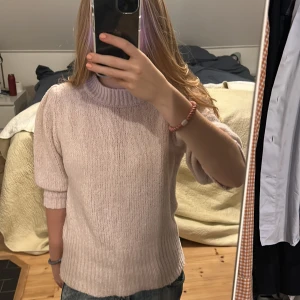 Stickad kortärmad tröja - Säljer nu min jätte gulliga stickade tröja då den inte kommer till användning längre! Från nakd och är i jätte fint skick! Jätte fin nu till hösten