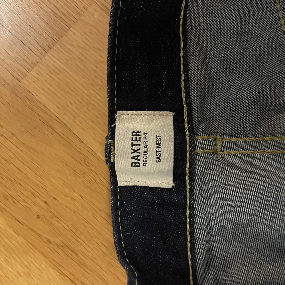 Fina mörkblå jeans i jättegott skick! Nästan aldrig använt. . Jeans & Byxor.