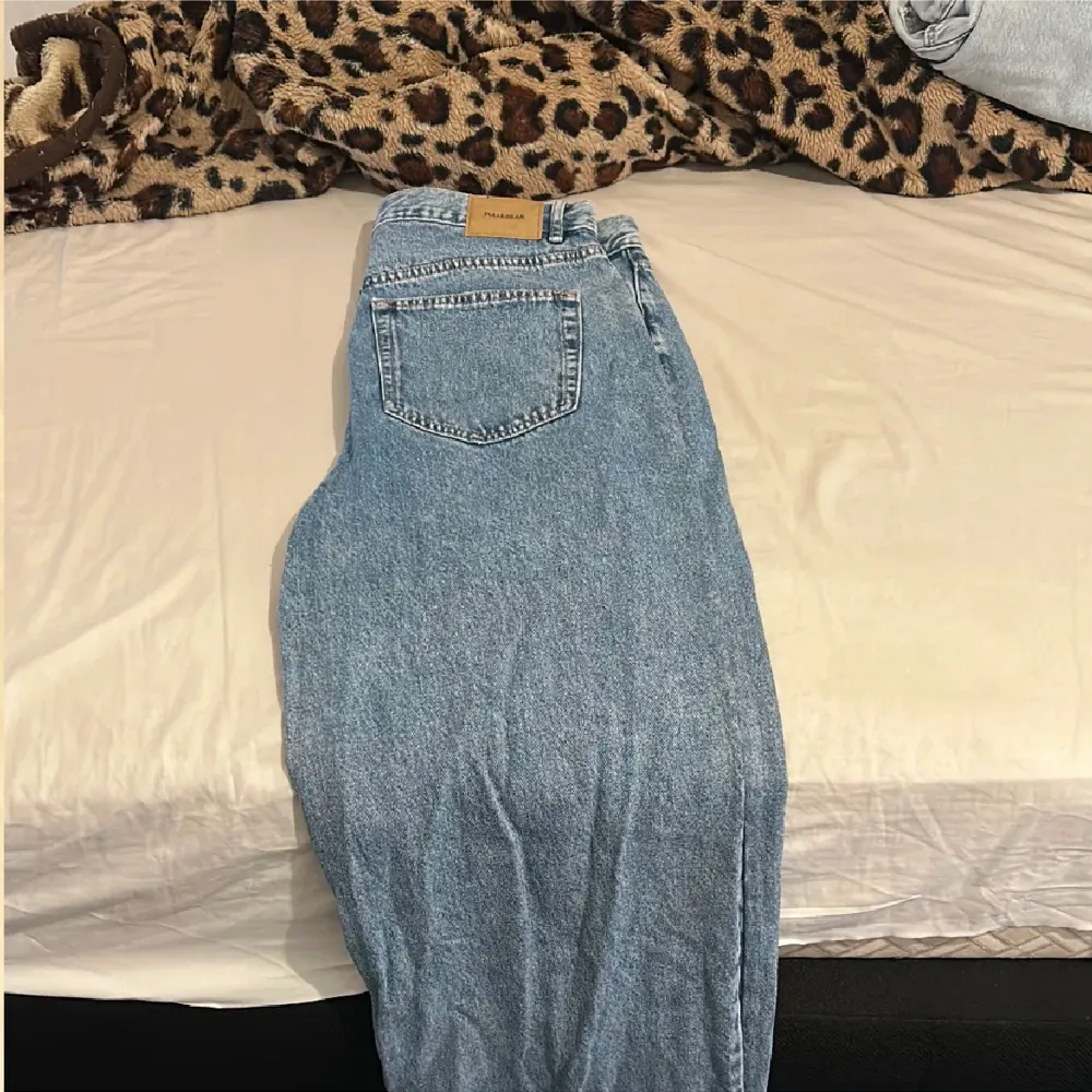 Jeans köpta från pull and Bear som aldrig använts. Köptes för 800kr dock säljer jag de för 500kr, priset kan sänkas om det behövs . Jeans & Byxor.