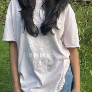 T-shirt  - Bra kvalitet, inte mycket använd, en liten fläck på framsidan