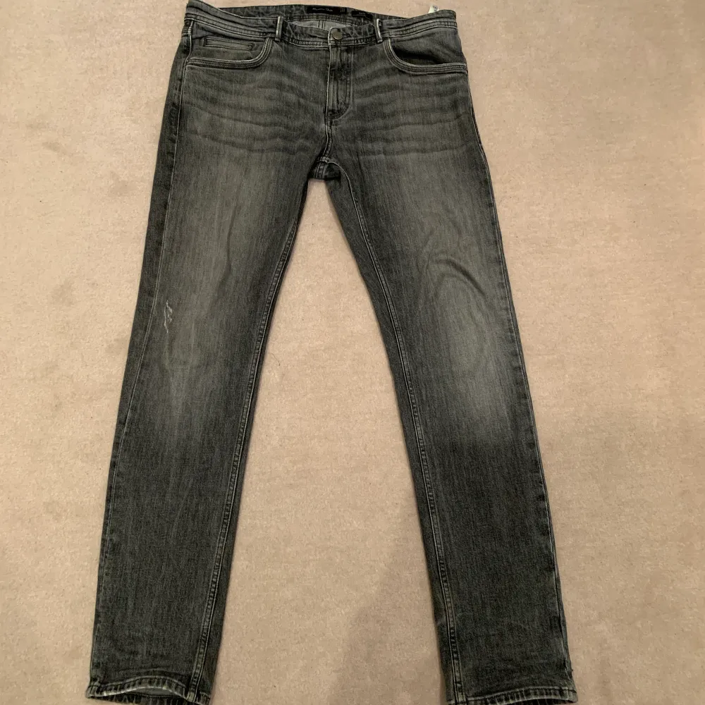Superfeta massimo dutti jeans i bra skick. Säljs pågrund av att dem blivit lite för stora i midjan då dem är 34/34 och jag är cirka 32/33. Dem är väldigt unika och finns inte i sortimentet därmed ett lite högre pris!. Jeans & Byxor.
