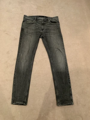 Massimo dutti jeans - Superfeta massimo dutti jeans i bra skick. Säljs pågrund av att dem blivit lite för stora i midjan då dem är 34/34 och jag är cirka 32/33. Dem är väldigt unika och finns inte i sortimentet därmed ett lite högre pris!