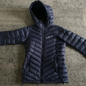 Peak performance jacka - Säljer denna jacka i superbra skick! Storlek xs. Hör av er om ni vill se hur den ser ut på. Den är mörkblå❤️