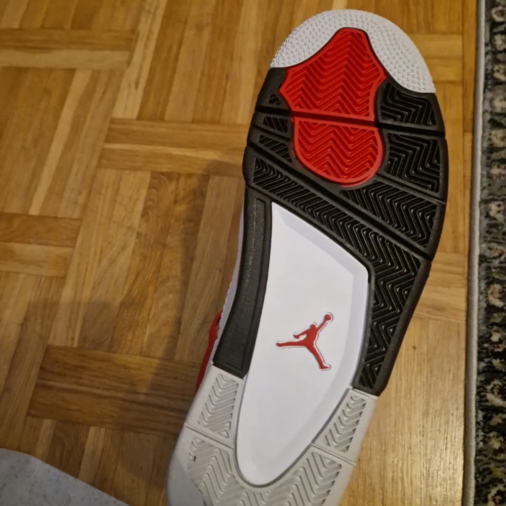 Air Jordan 4 Red Cement Eu 43 100% autentiska och köpta från Nike Vid frågor eller för mer bilder skicka ett meddelande  Pris kan diskuteras . Skor.