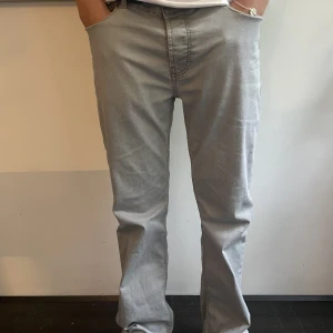 Monten Jeans - Monten Jeans faded light grey använda ett fåtal gånger.  Skick 9/10.  Nypris 1200kr Hör av er vid frågor! Priset är inte helt fastsatt så skicka era bästa erbjudanden!