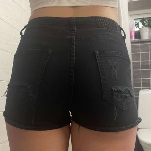 Snygga jeansshorts  - Hej! Jag säljer mina snygga jeansshorts pga lite för små och kommer inte till användning, dom är väldigt snygga och går att ha till allt, skriv för frågor💞
