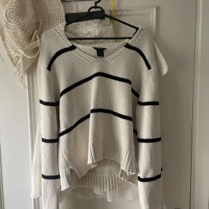 Randig stickad tröja  - Super skön och gosig stickad tröja från Lindex! Använd väldigt få gånger så den är som ny! Skriv vid frågor eller intresse💞