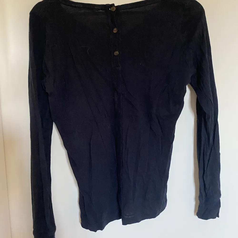 Säljer denna fina mörkblå tröjan med v-ringning. Använd fåtal ggr men den är från second hand men är i väldigt bra shick💕. Toppar.