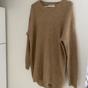 Stickad klänning - Lång stickad klänning, skulle säga att de passar de personer mellan 160-175cm långa om man vill ha den typiska klänning längden. 