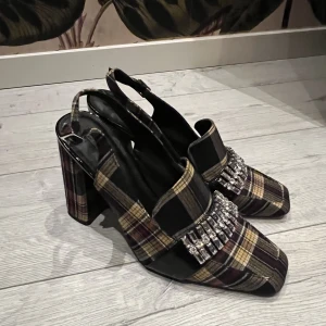 Preppy coquette klackskor - Rutiga Posh + Preppy sandaletter prydda med kristaller från ASOS💎✨ perfekt för Cher från clueless kostym  Stl 41, använda 1 gång