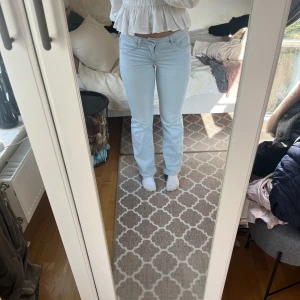 Jeans - Säljet nu ett par poplära ljusblå lågmidjade jeans från hm pga av att dem blivit för små.  (Köp gärna genom köp nu funktionen)