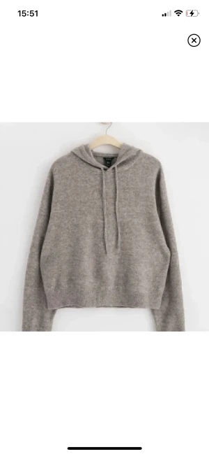 Stickad hopdie - Så snygg stickad hoddie från Lindex som är populär. Använt en gång men tyvärr inte min stil riktigt.  Köptes för runt 500, säljes för 300
